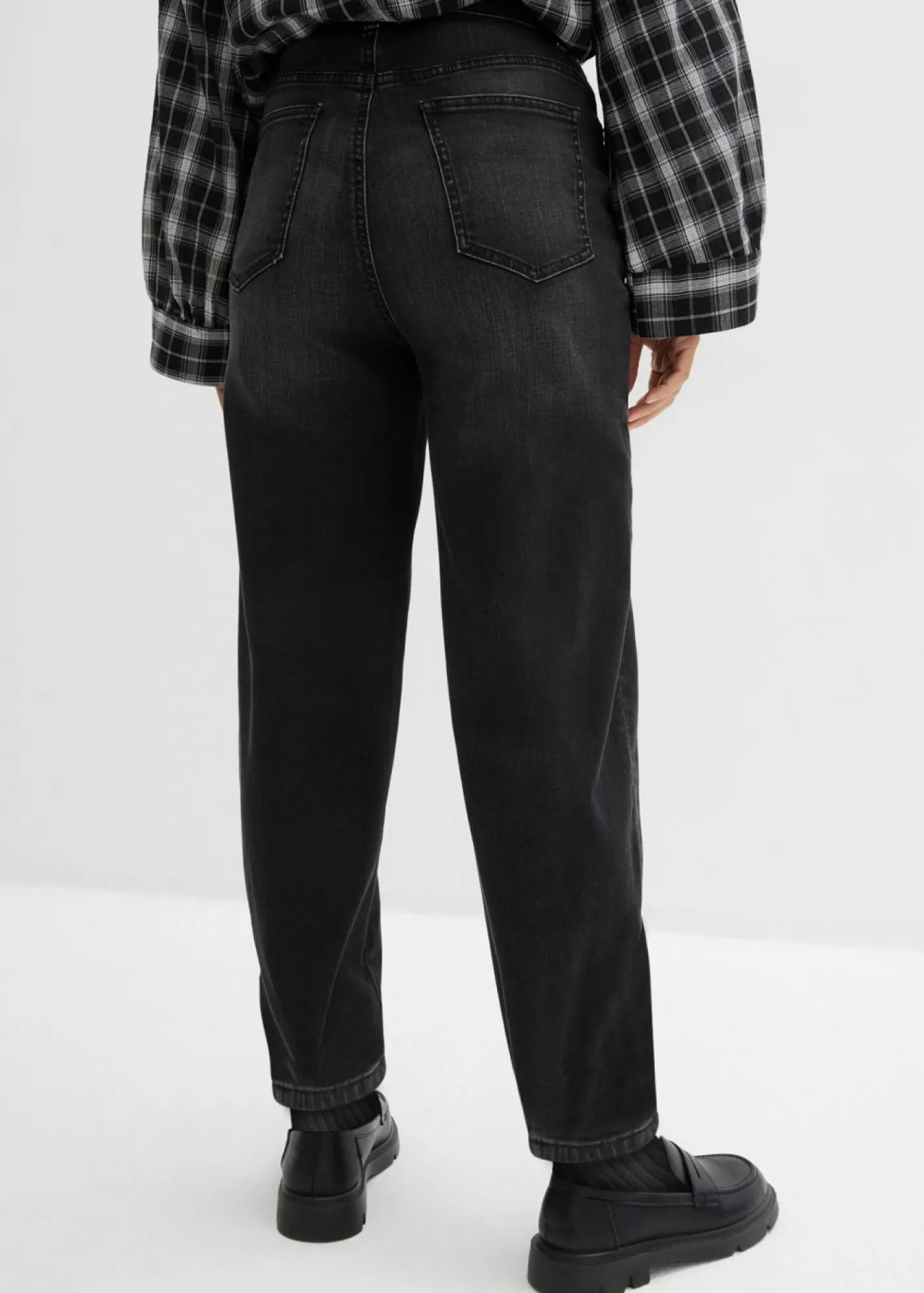 bonprix bonprix Vaqueros de algodón ecológico con talle alto y corte barrel Denim negro desgastado Clearance