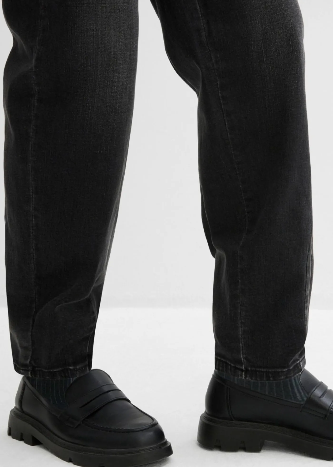 bonprix bonprix Vaqueros de algodón ecológico con talle alto y corte barrel Denim negro desgastado Clearance