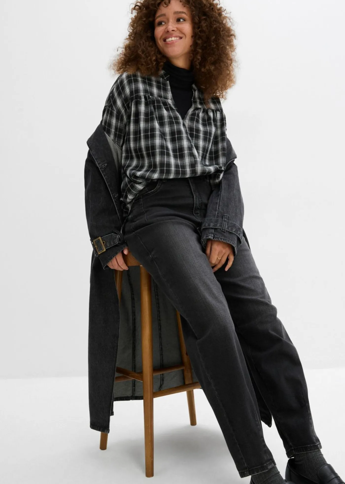 bonprix bonprix Vaqueros de algodón ecológico con talle alto y corte barrel Denim negro desgastado Clearance
