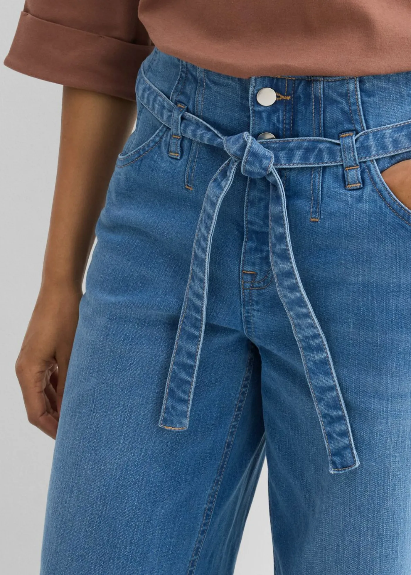 bonprix bonprix Vaqueros de algodón orgánico con perneras recta y talle alto azul claro denim usado Online