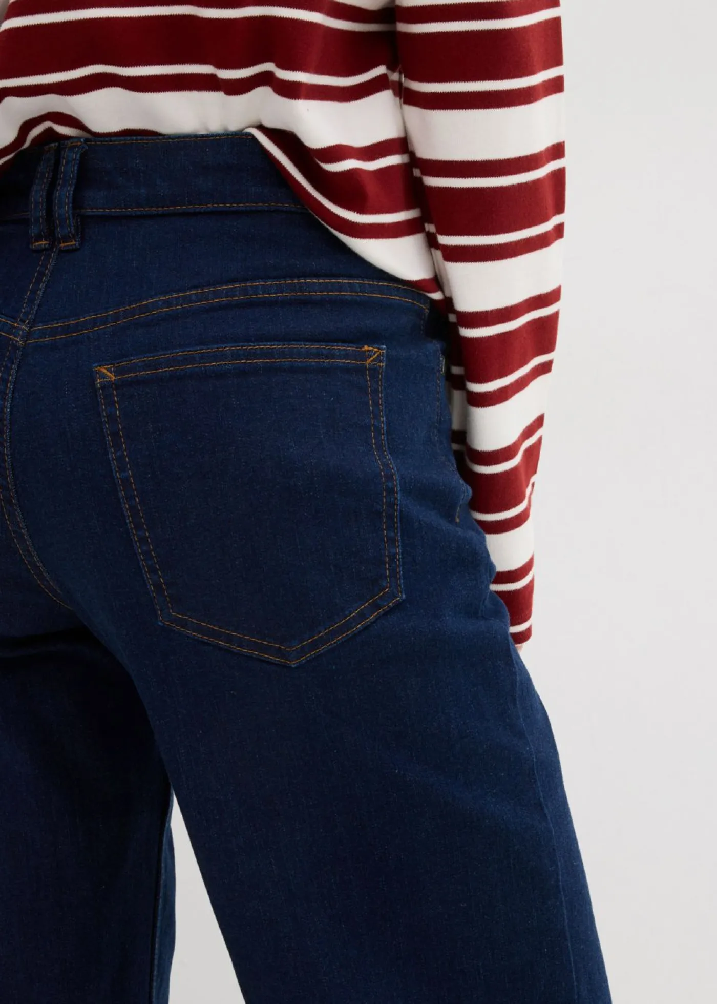 bonprix bonprix Vaqueros de pernera ancha, mid waist, de algodón orgánico Azul oscuro denim Hot