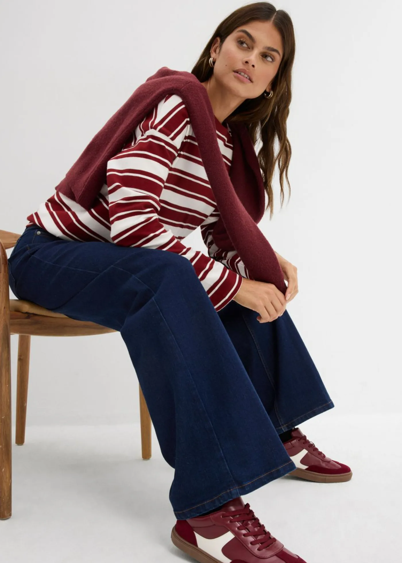 bonprix bonprix Vaqueros de pernera ancha, mid waist, de algodón orgánico Azul oscuro denim Hot