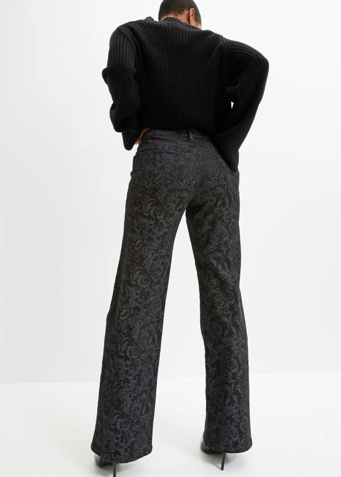 bonprix bonprix Vaqueros de pierna ancha y cintura media con estampado brillante denim negro Clearance