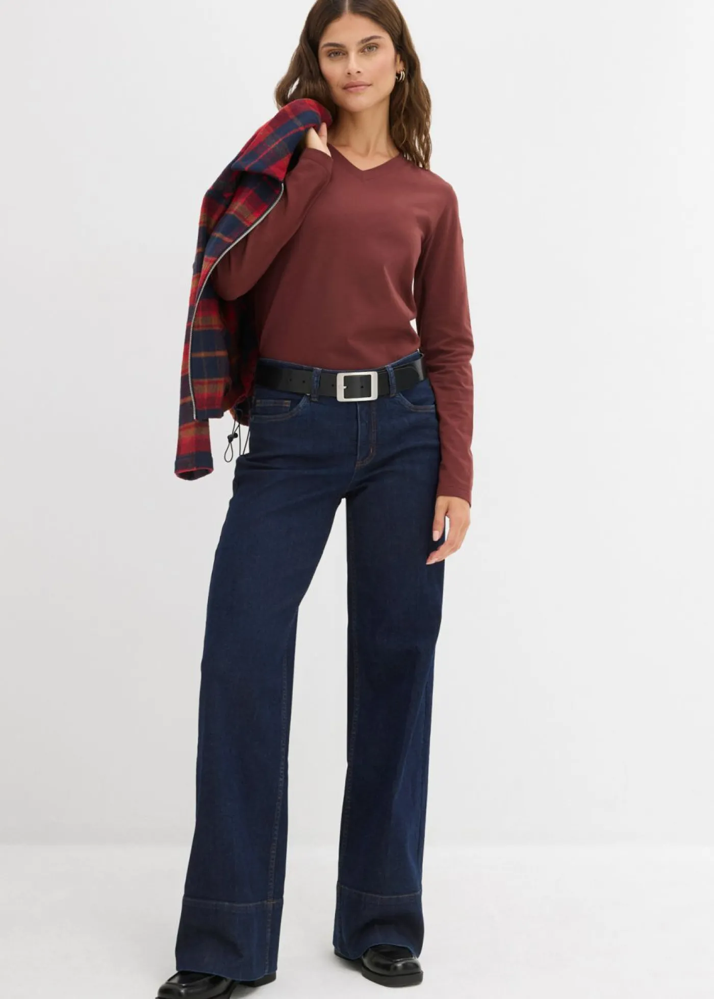 bonprix bonprix Vaqueros de talle medio de algodón orgánico con perneras anchas Azul oscuro denim Sale