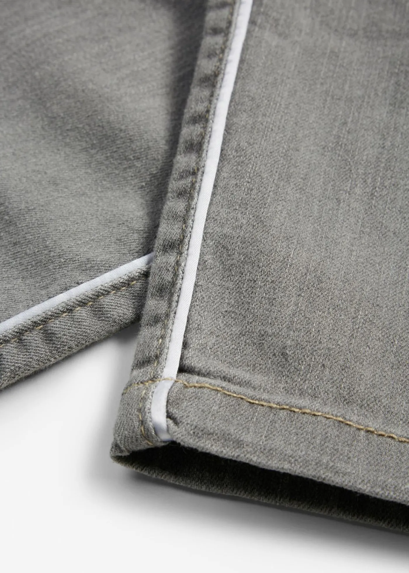 bonprix bonprix Vaqueros elásticos cómodos con largo capri y corte pitillo denim gris claro Discount