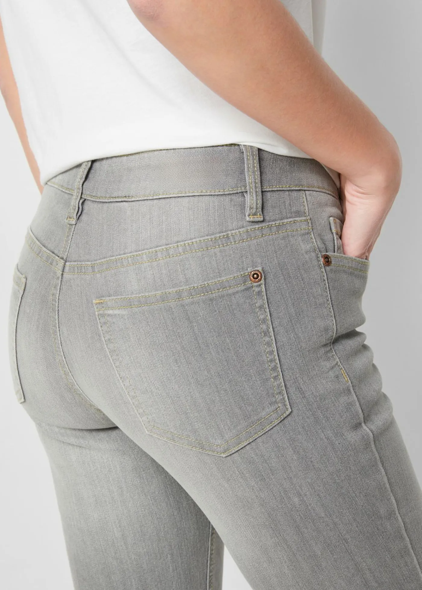 bonprix bonprix Vaqueros elásticos con corte bootcut y talle medio denim gris claro usado Clearance