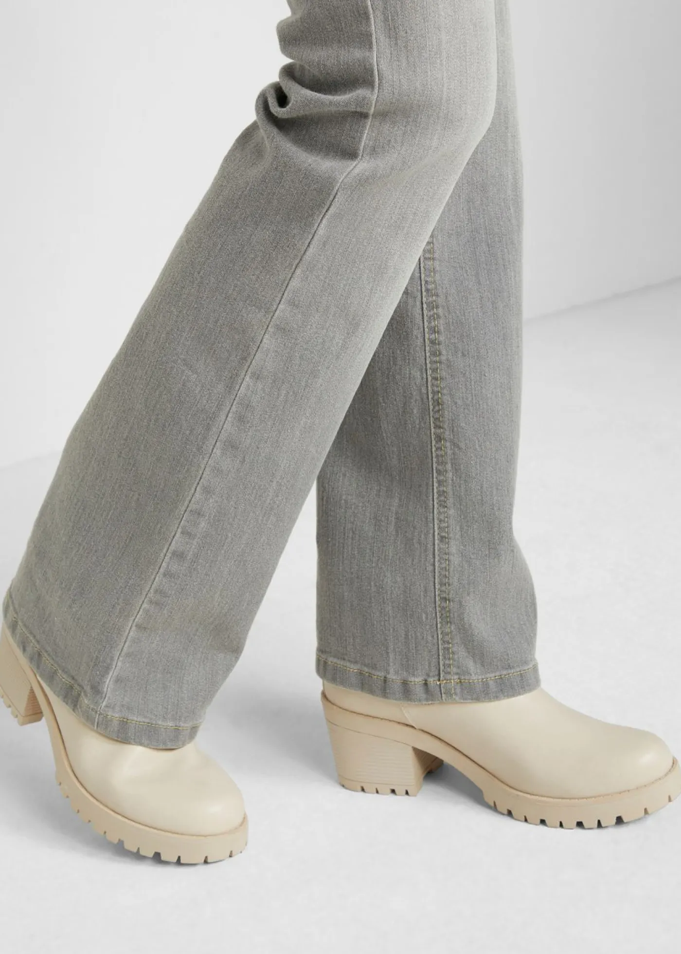 bonprix bonprix Vaqueros elásticos con corte bootcut y talle medio denim gris claro usado Clearance