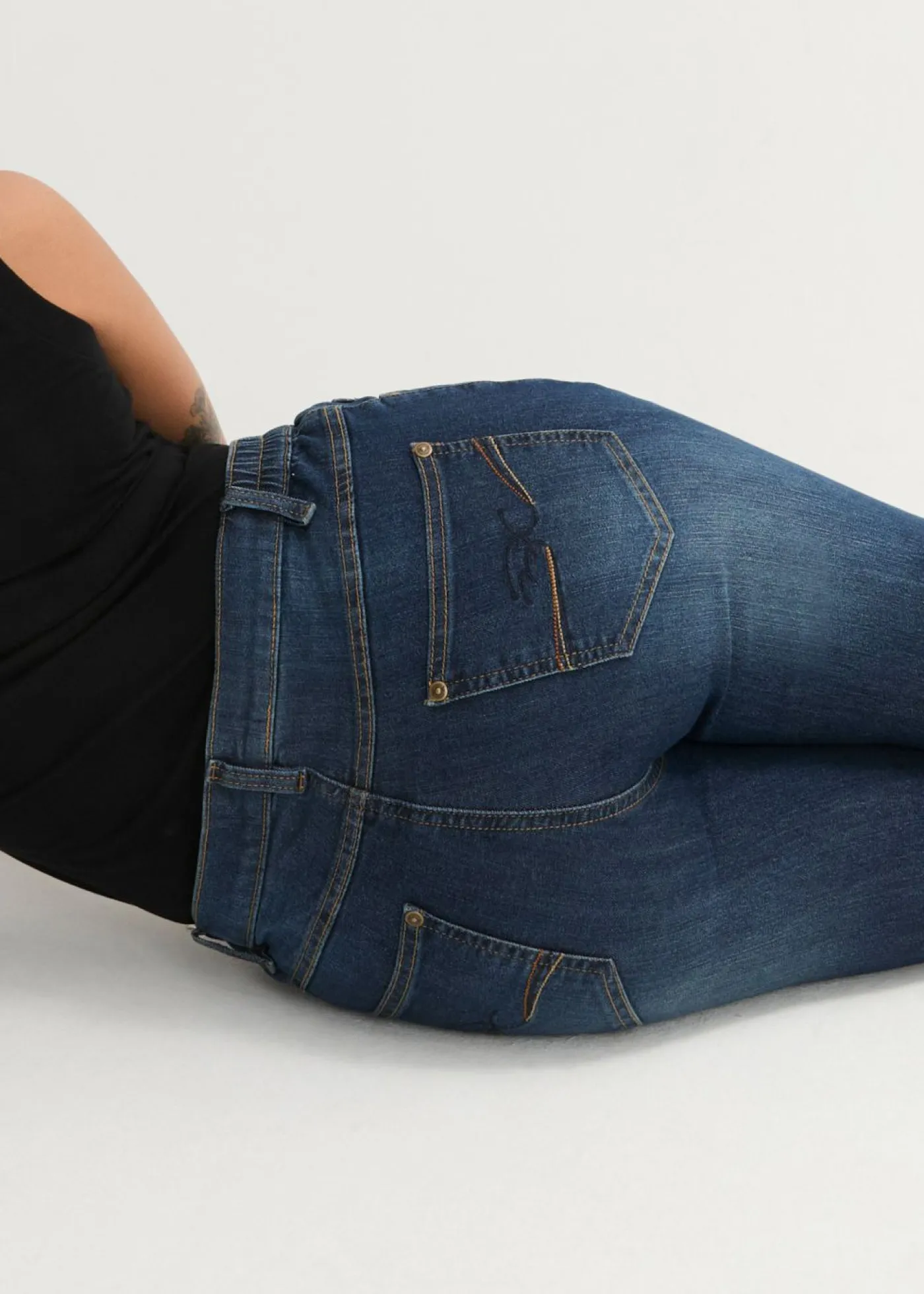 bonprix bonprix Vaqueros elásticos con corte pitillo y tiro medio denim intenso Clearance