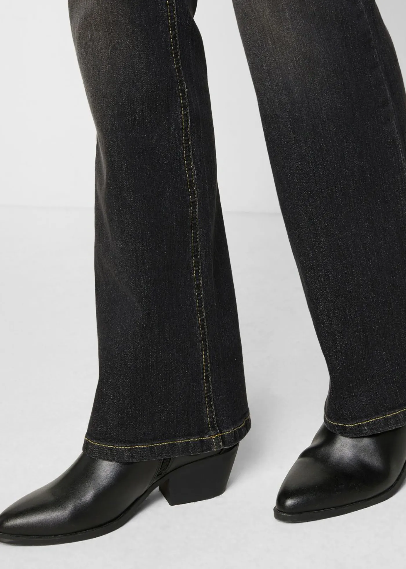 bonprix bonprix Vaqueros elásticos con corte bootcut y talle medio negro denim usado Clearance