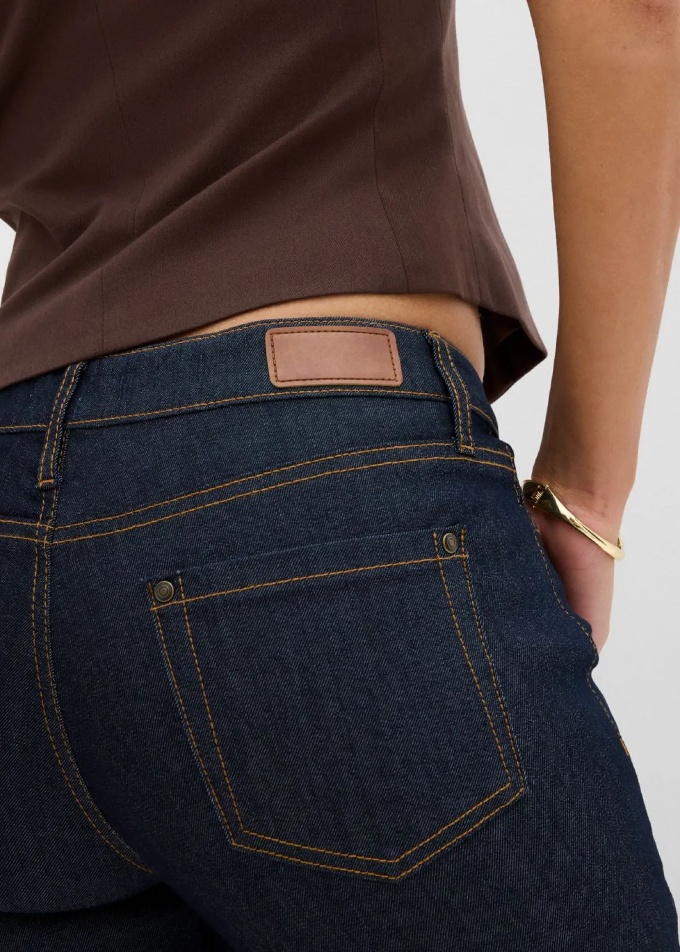 bonprix bonprix Vaqueros elásticos con corte bootcut y talle medio Denim azul almirante sin lavar Clearance
