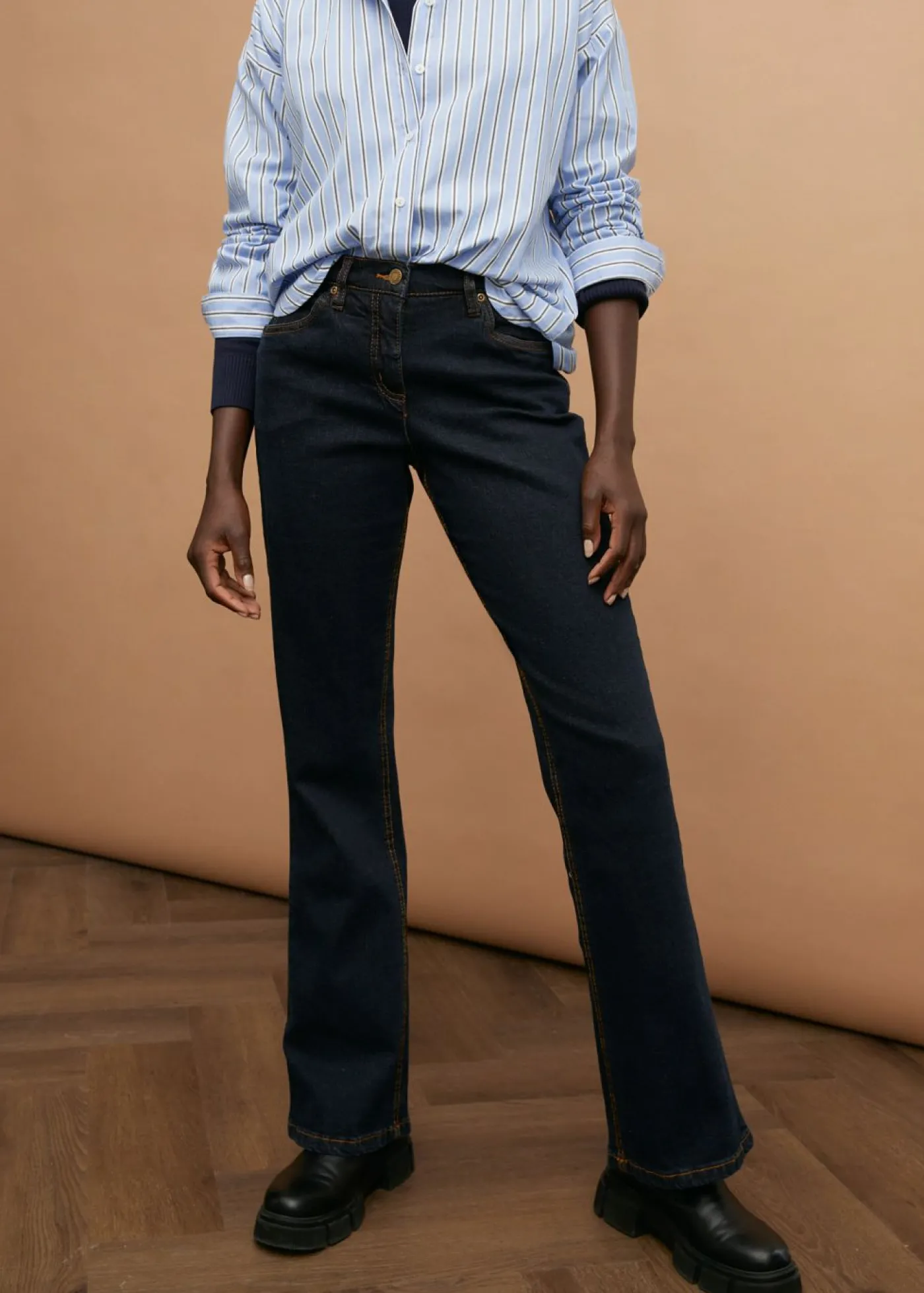 bonprix bonprix Vaqueros elásticos de talle alto con corte bootcut Azul marino Sale