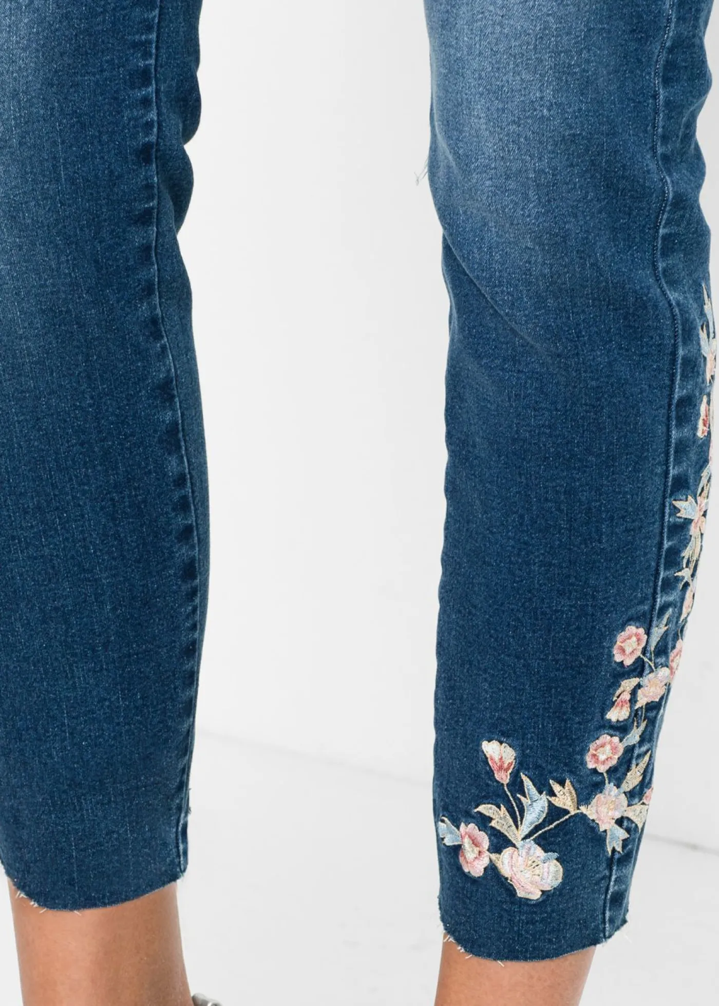 bonprix bonprix Vaqueros pitillo con largo acortado y talle medio Denim de flores Discount