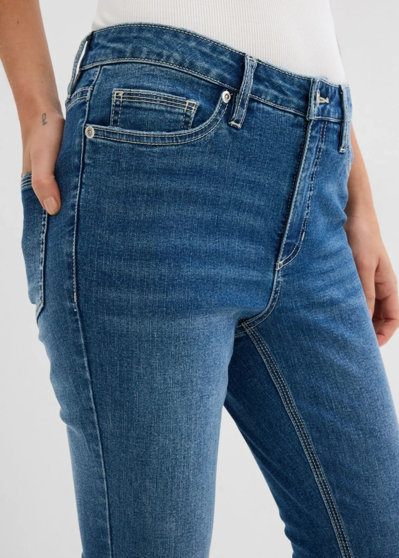 bonprix bonprix Vaqueros pitillo de tiro medio y corte cropped Azul piedra usado Best