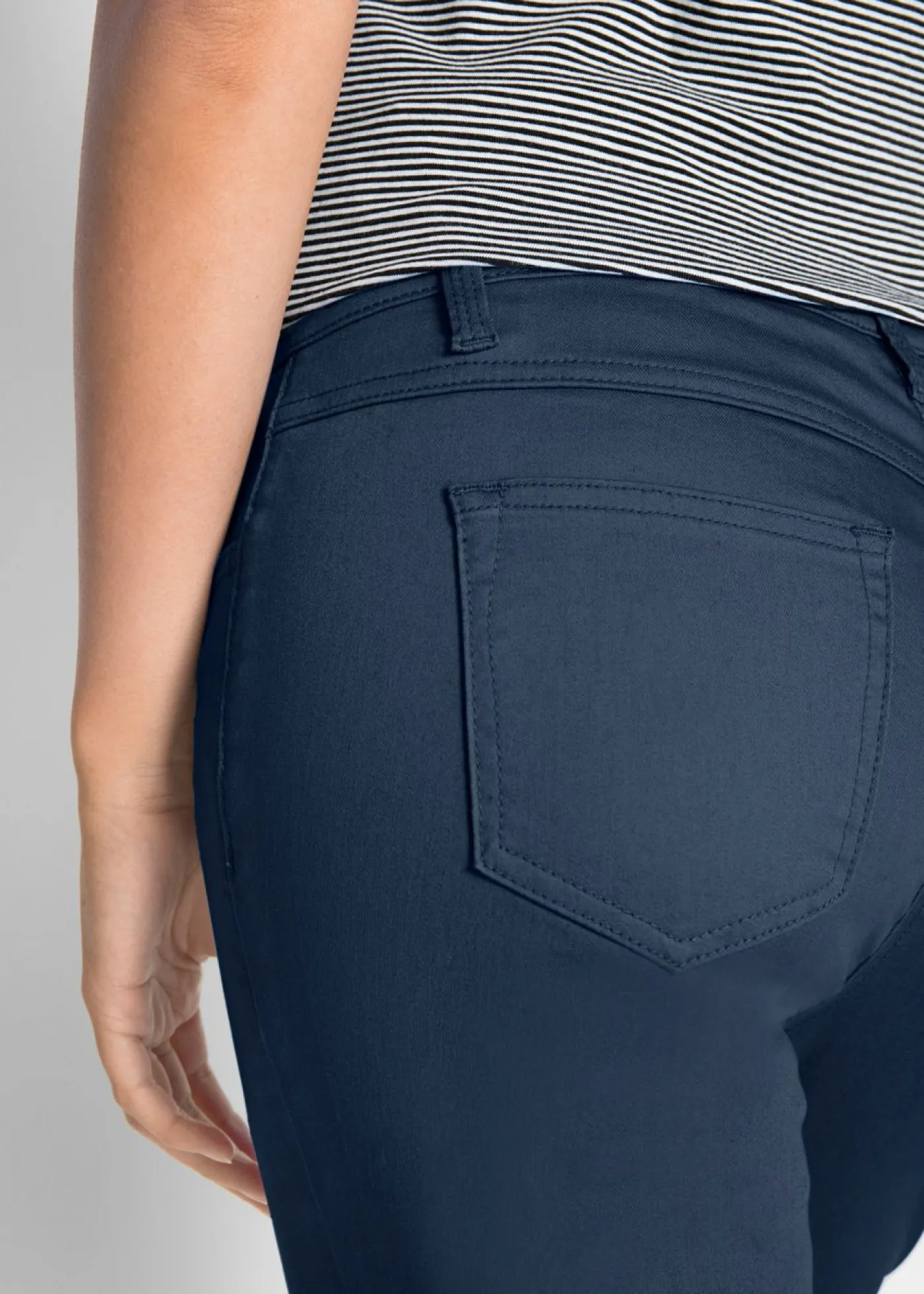 bonprix bonprix Vaqueros rectos con talle medio y cintura cómoda Azul oscuro Discount