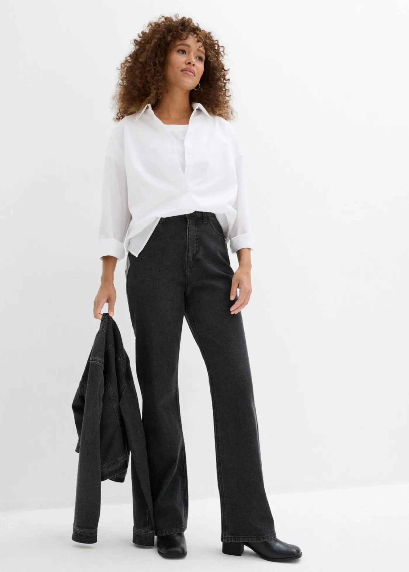 bonprix bonprix Vaqueros rectos de talle medio con corte holgado, cinturilla elástica y piedras brillantes Denim gris oscuro