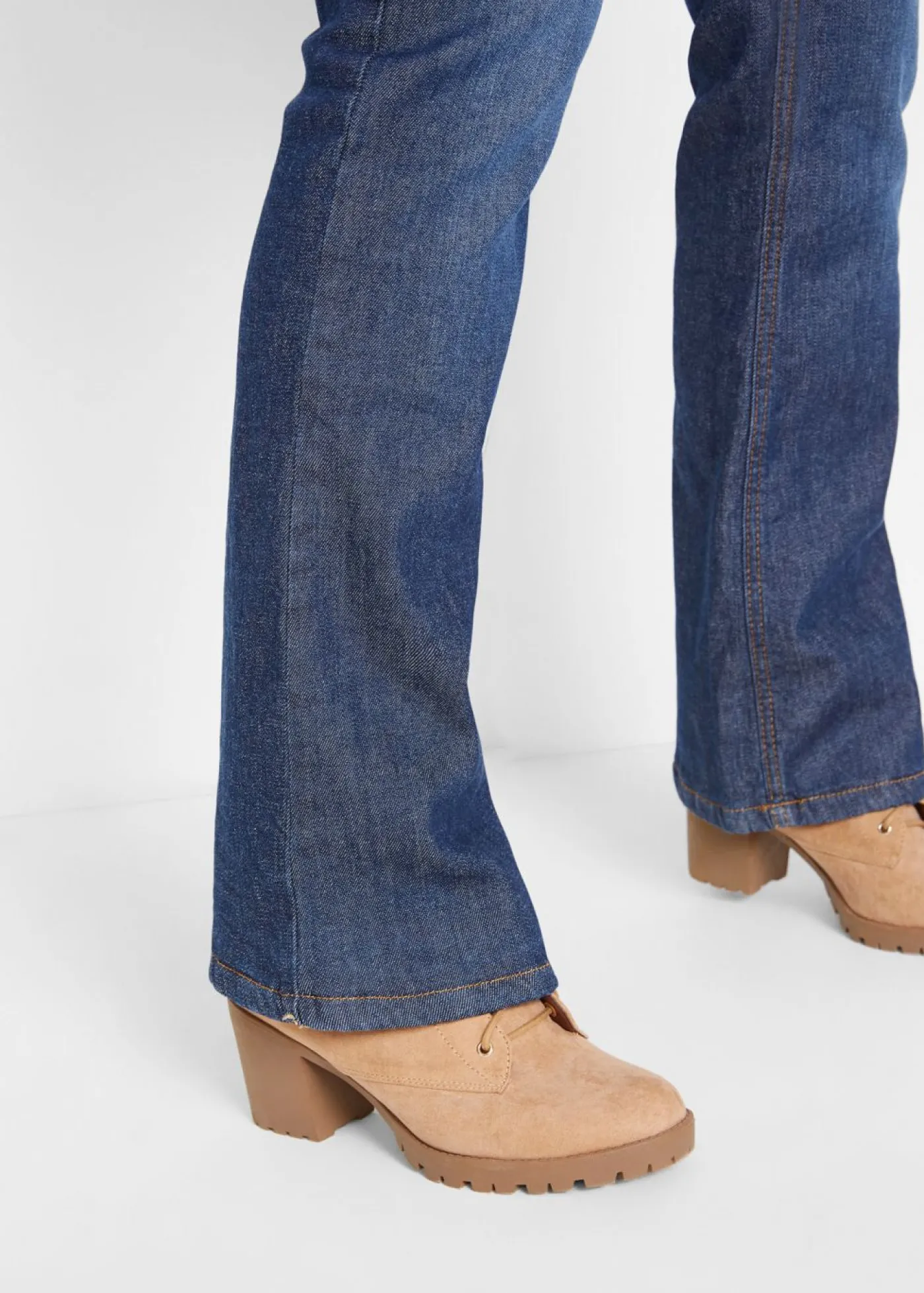 bonprix bonprix Vaqueros térmicos de talle alto con corte bootcut Azul marino desgastado Clearance