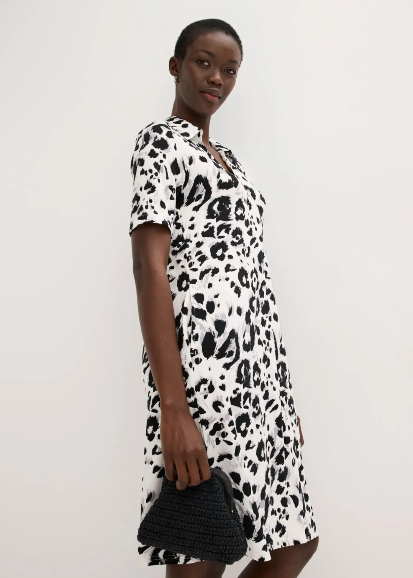 bonprix bonprix Vestido camisero con bolsillos estampado leo blanco-negro-taupe.-beige Hot