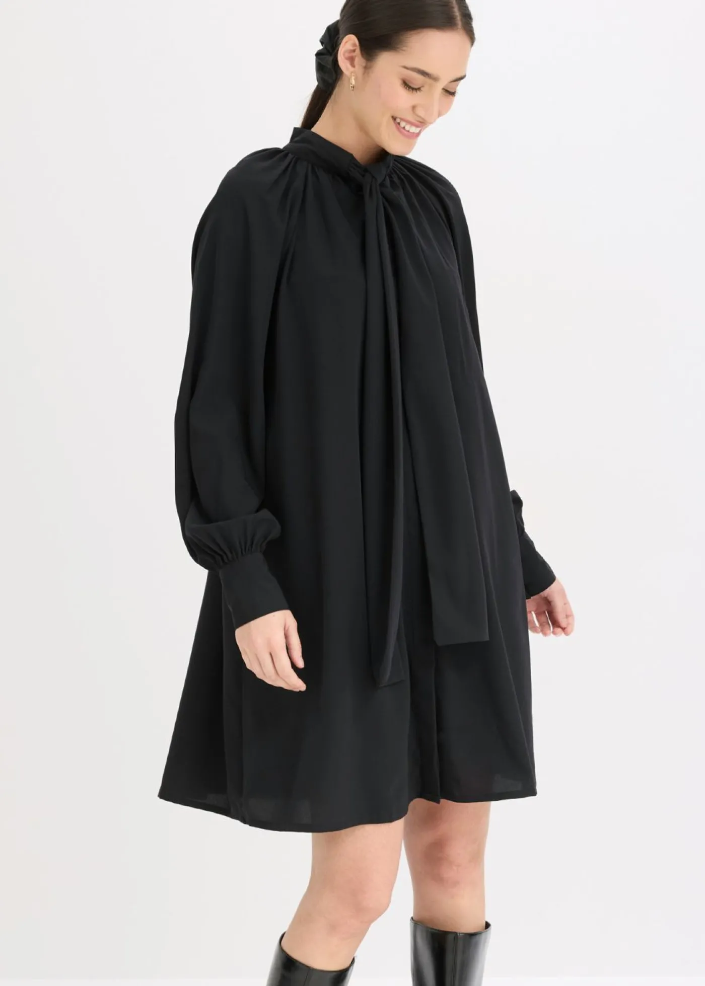 bonprix bonprix Vestido camisero con lazo en el cuello Negro Online
