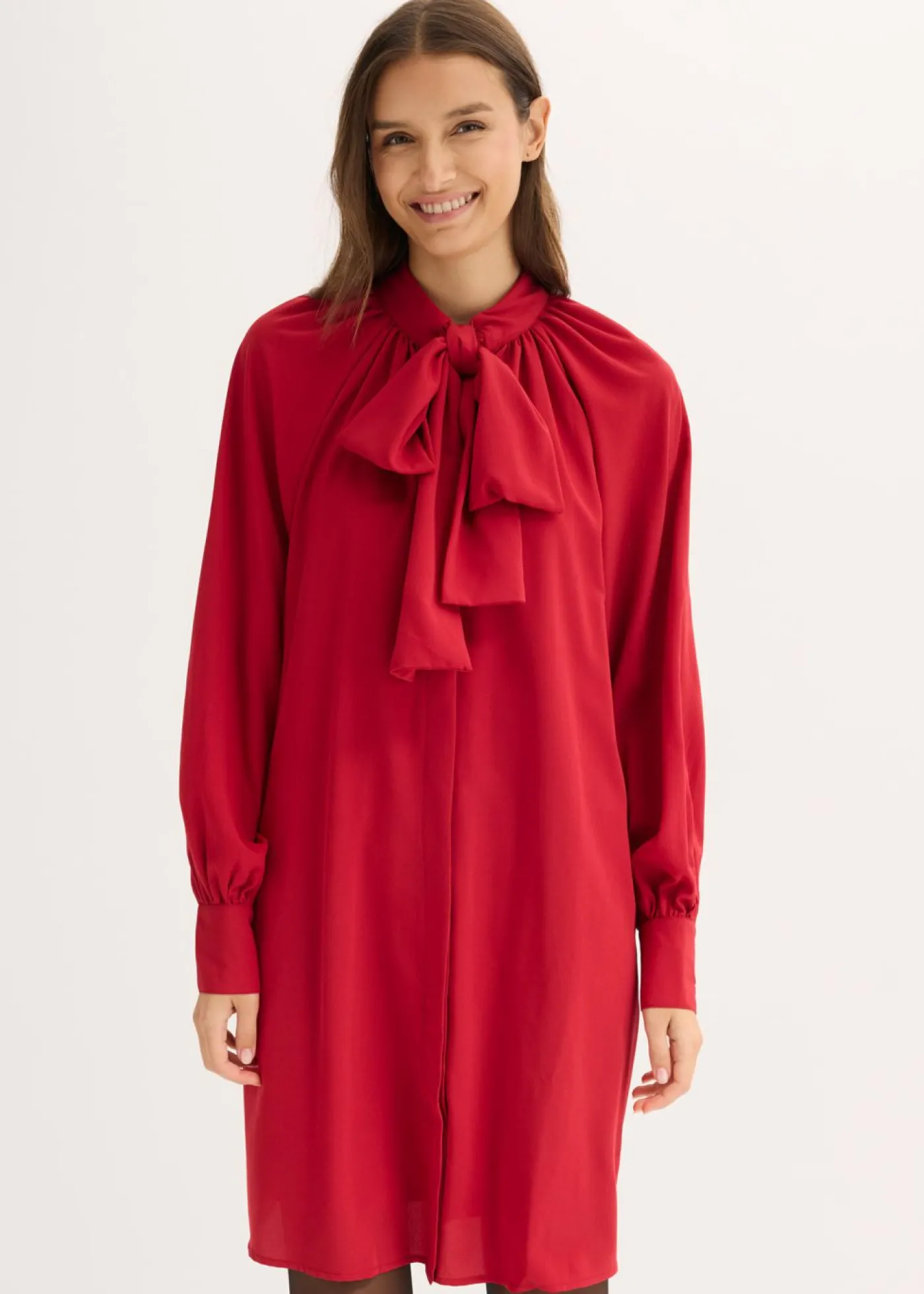 bonprix bonprix Vestido camisero con lazo en el cuello rojo cayena Hot