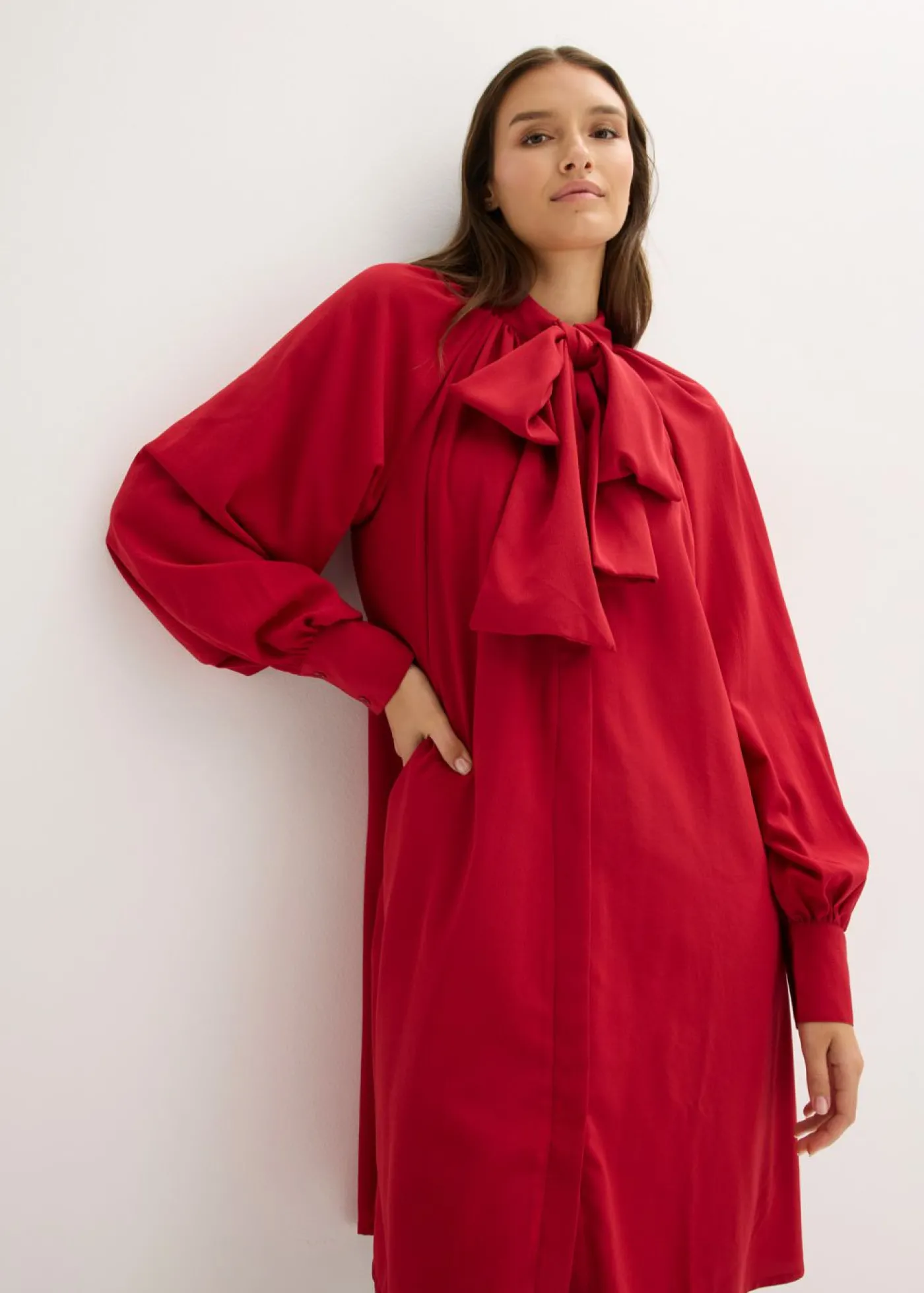 bonprix bonprix Vestido camisero con lazo en el cuello rojo cayena Hot