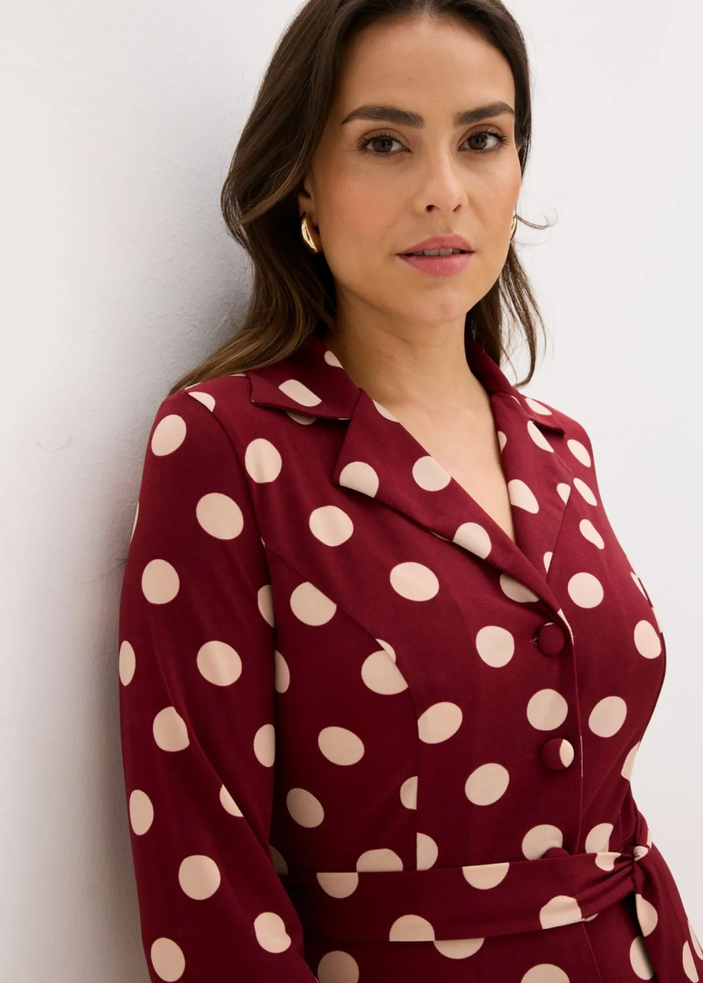 bonprix bonprix Vestido camisero con lazo (2 piezas) Rojo rubí/beige mate de lunares Sale