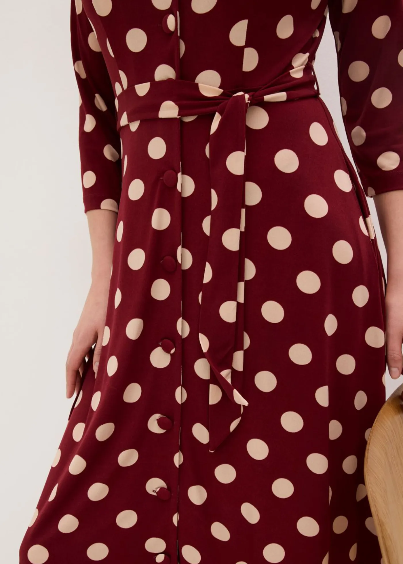 bonprix bonprix Vestido camisero con lazo (2 piezas) Rojo rubí/beige mate de lunares Sale