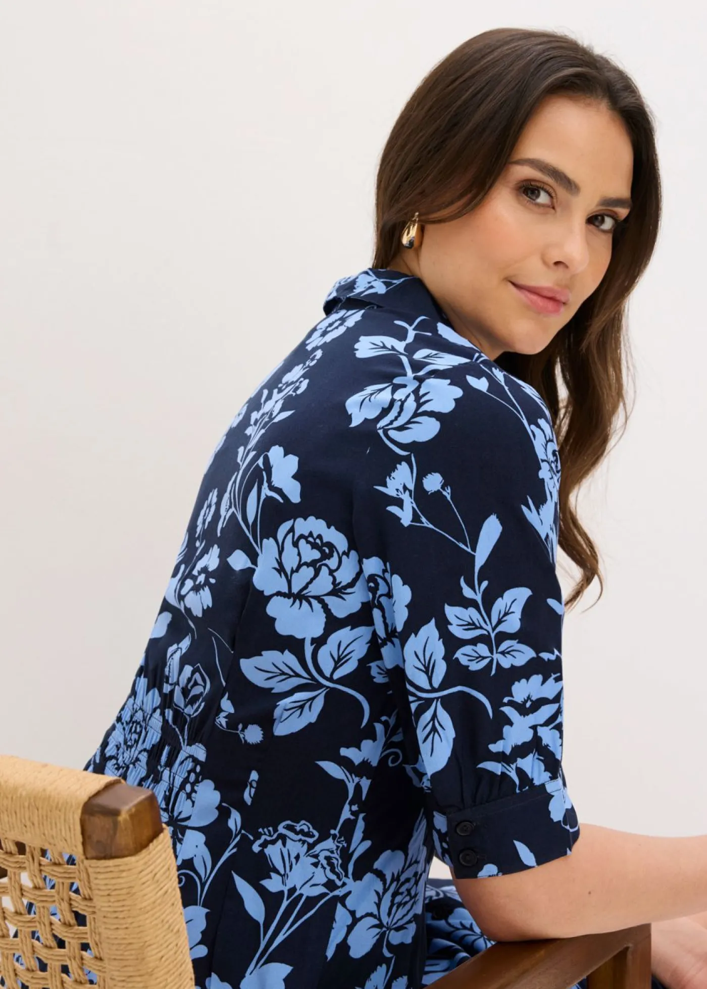 bonprix bonprix Vestido camisero de viscosa fluida azul marino/azul provenzal con flores New