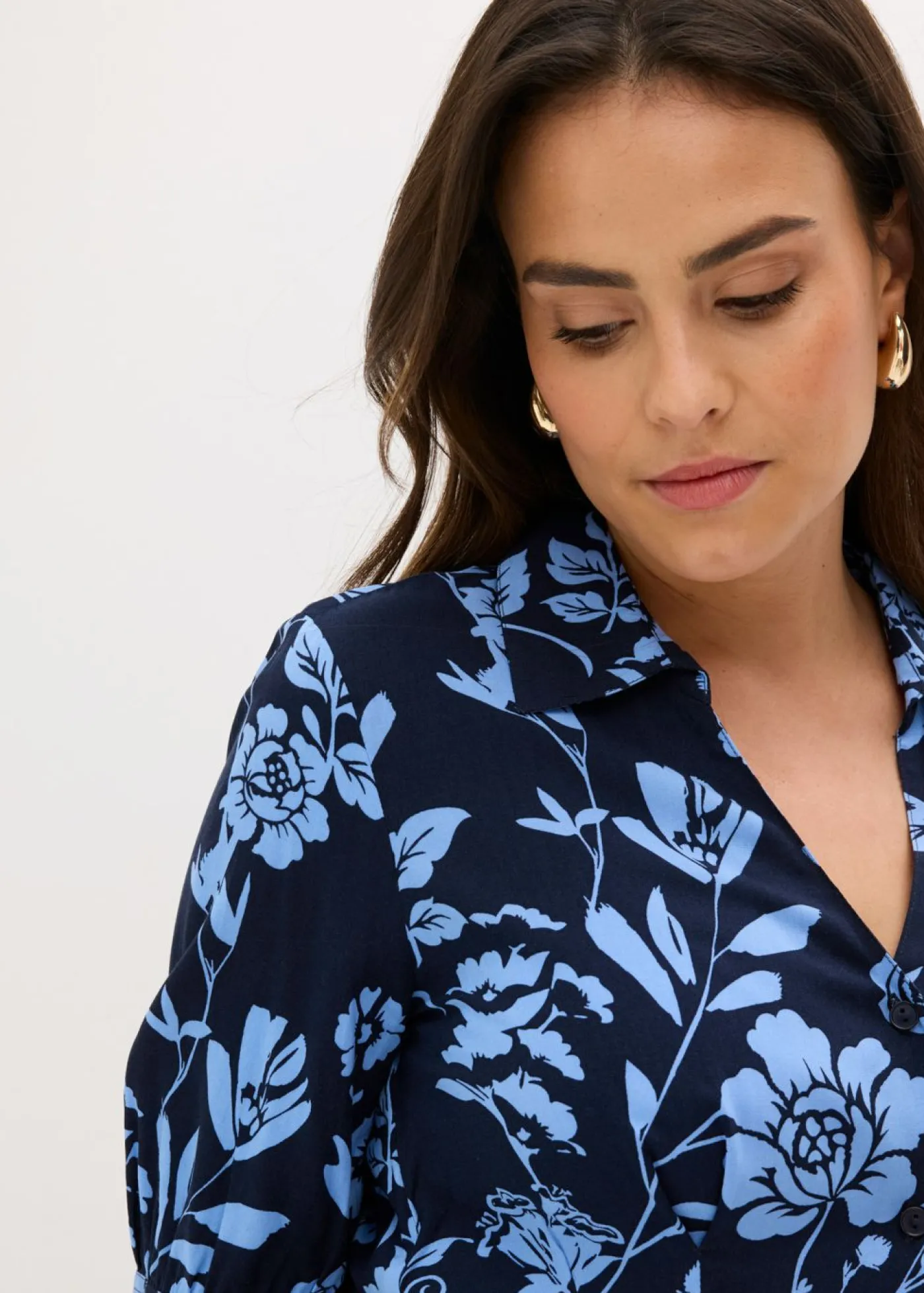 bonprix bonprix Vestido camisero de viscosa fluida azul marino/azul provenzal con flores New