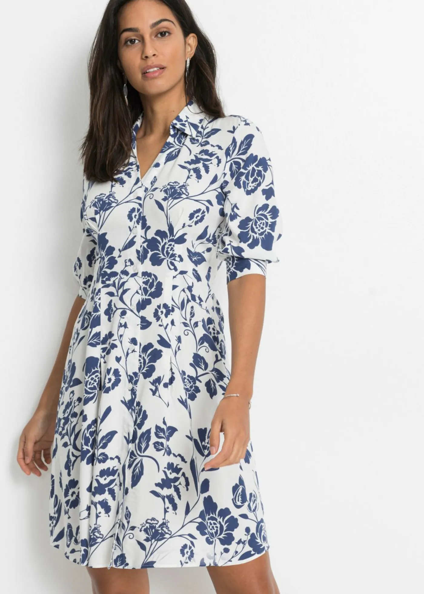 bonprix bonprix Vestido camisero de viscosa fluida crema suave/azul medianoche. con flores Best