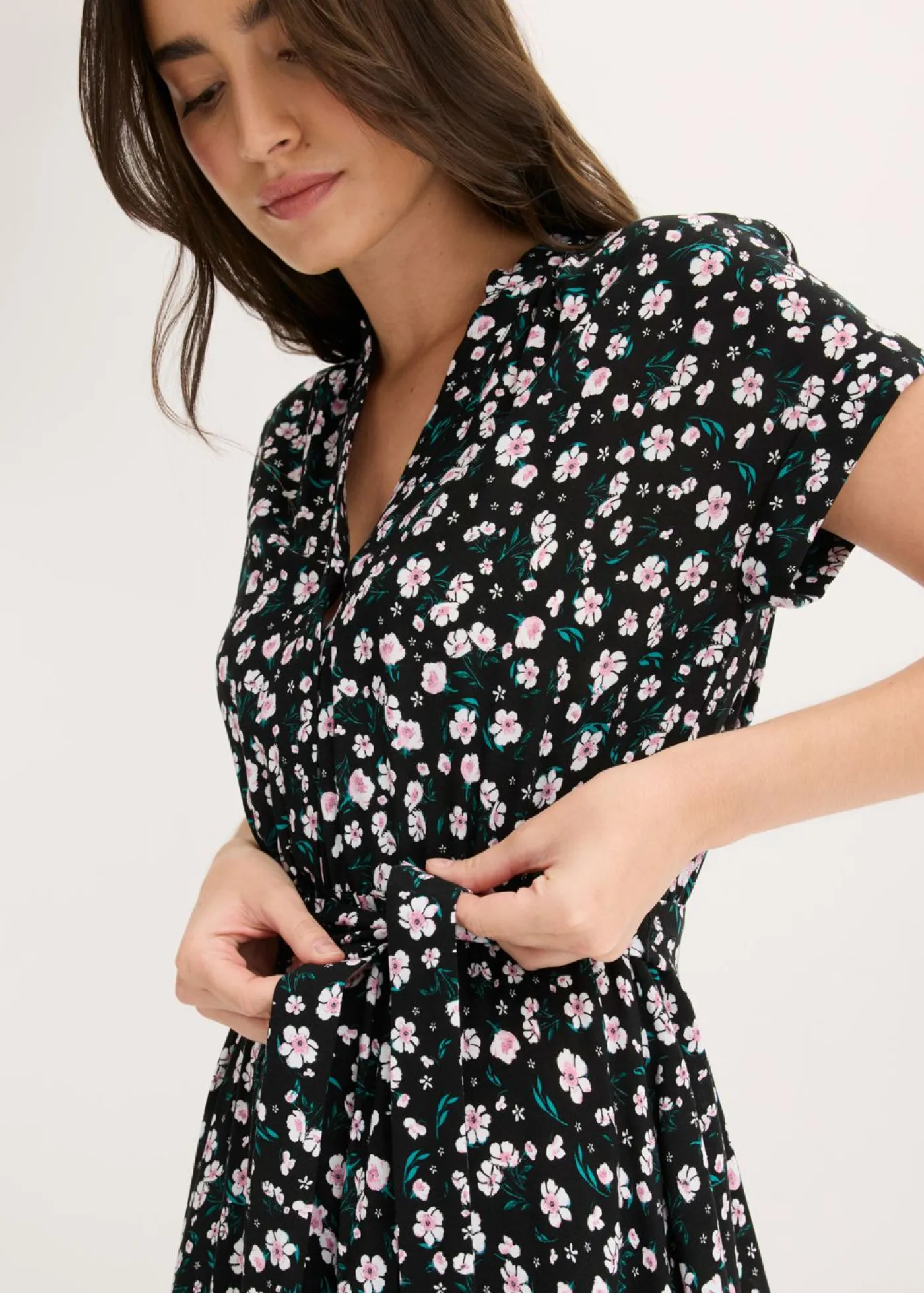 bonprix bonprix Vestido camisero de viscosa fluida Negro de flores Hot