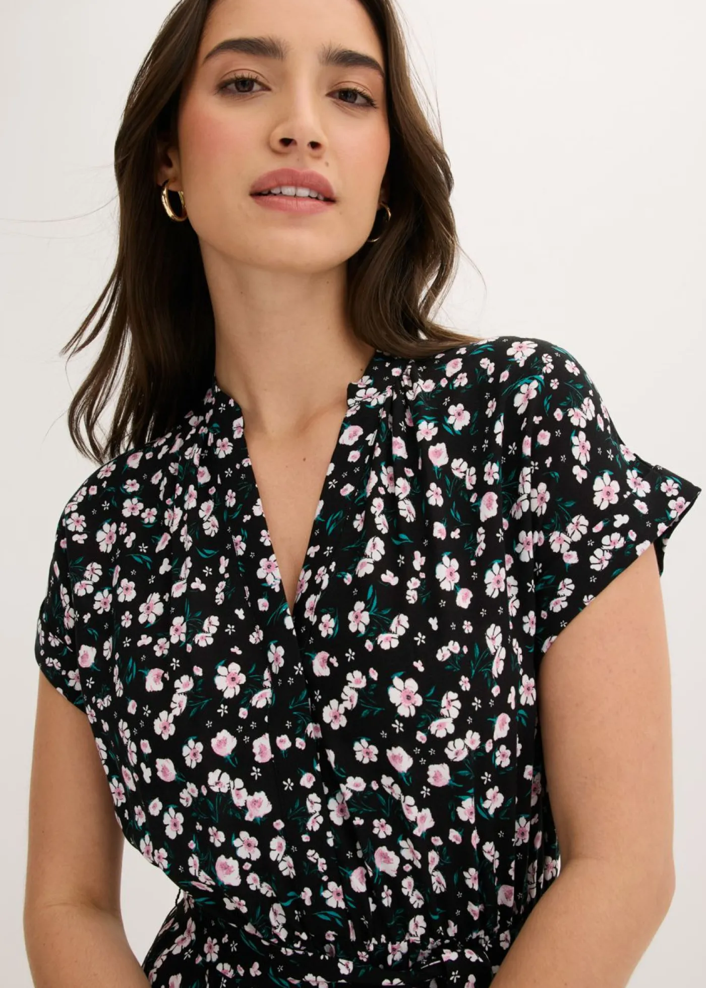 bonprix bonprix Vestido camisero de viscosa fluida Negro de flores Hot