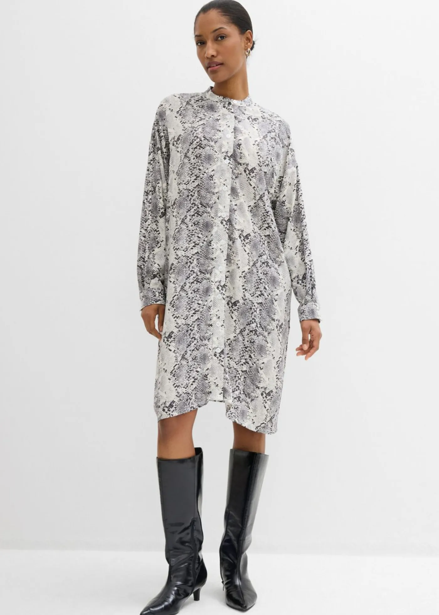 bonprix bonprix Vestido camisero holgado de viscosa fina piel de serpiente negro-blanco Hot