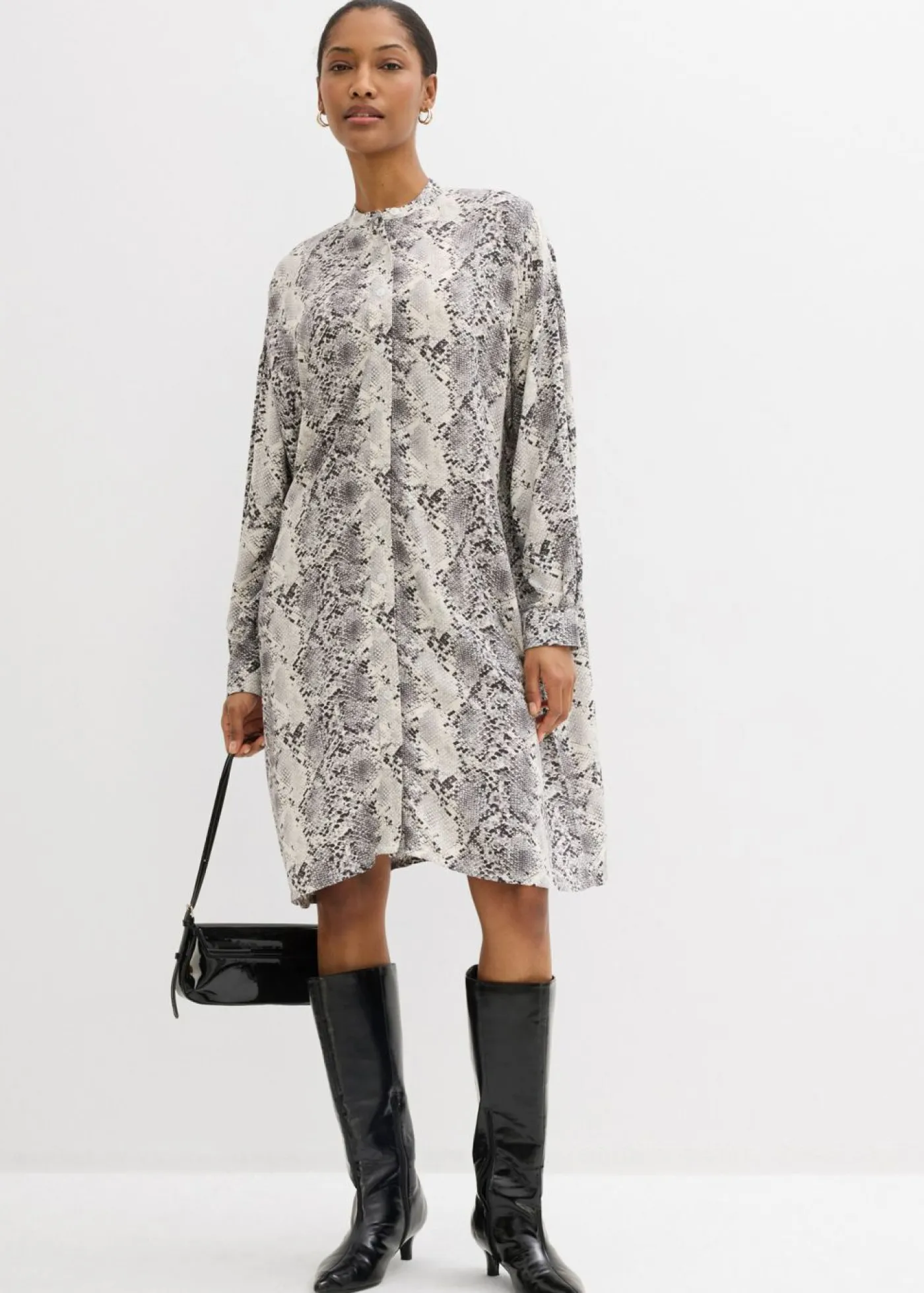 bonprix bonprix Vestido camisero holgado de viscosa fina piel de serpiente negro-blanco Hot