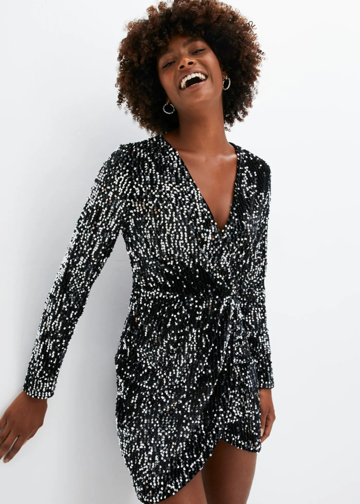 bonprix bonprix Vestido con lentejuelas de terciopelo suave Negro Hot