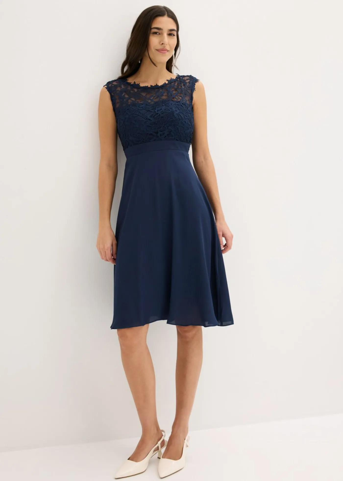 bonprix bonprix Vestido corto con encaje Azul marino Online