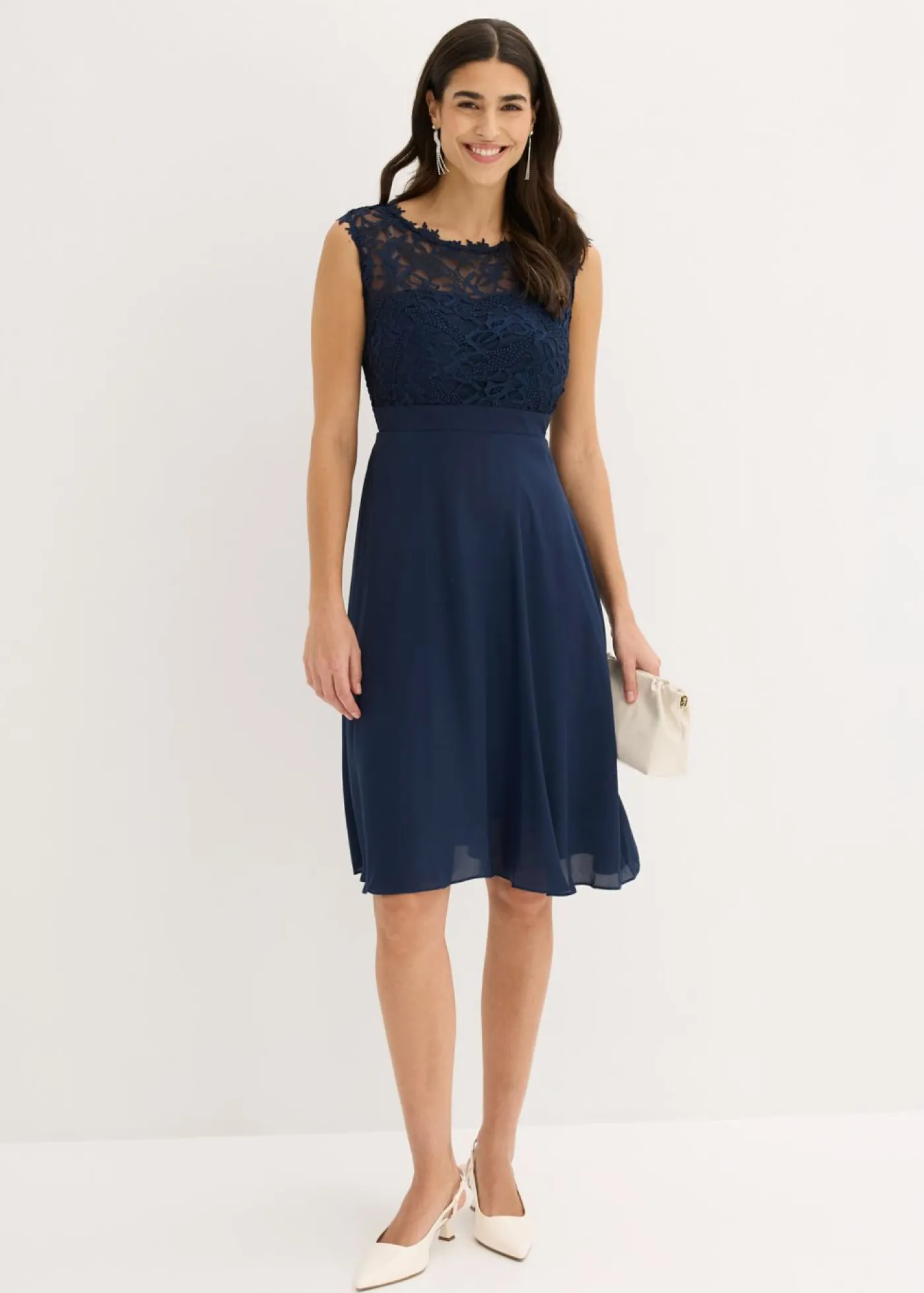 bonprix bonprix Vestido corto con encaje Azul marino Online