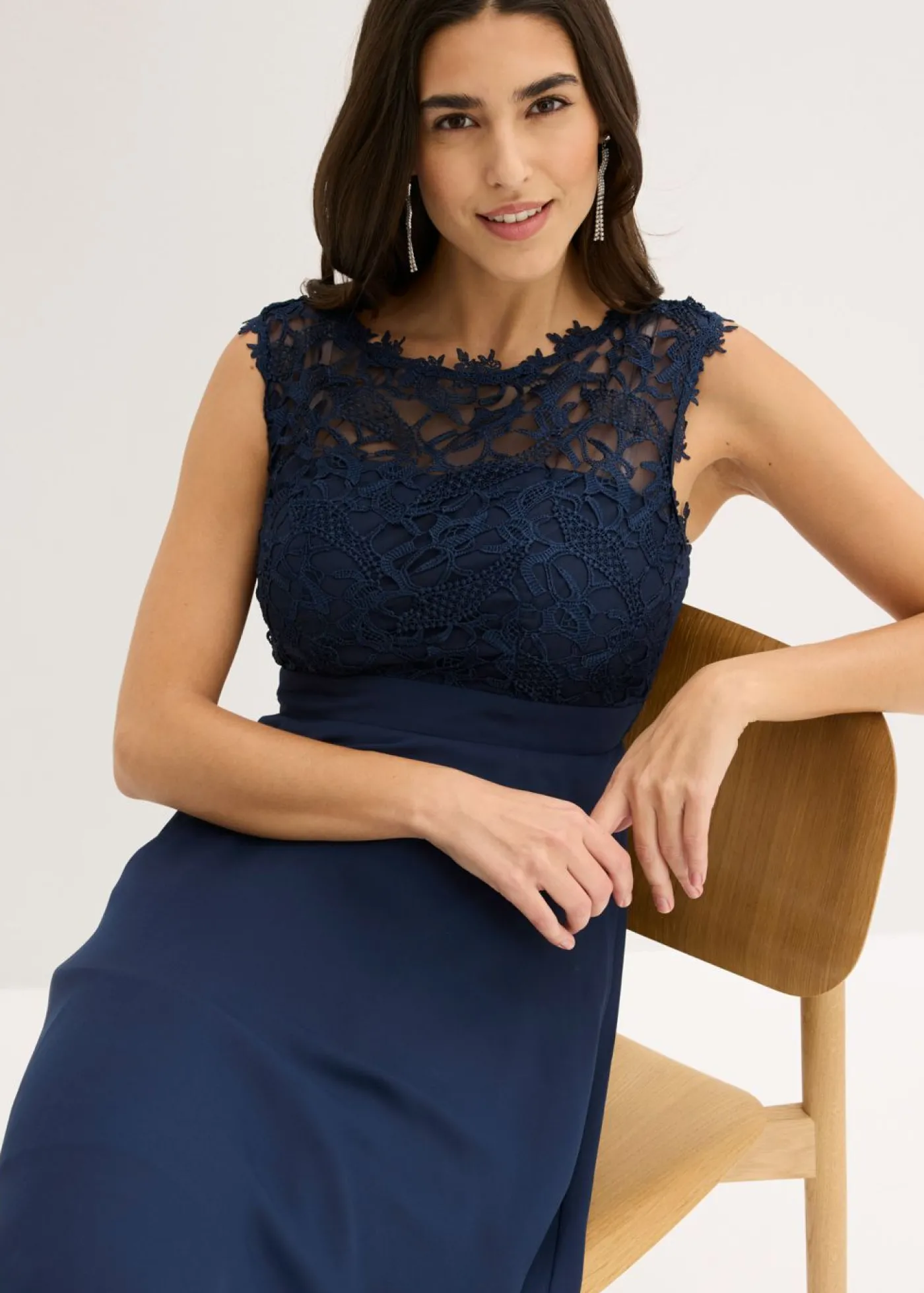 bonprix bonprix Vestido corto con encaje Azul marino Online