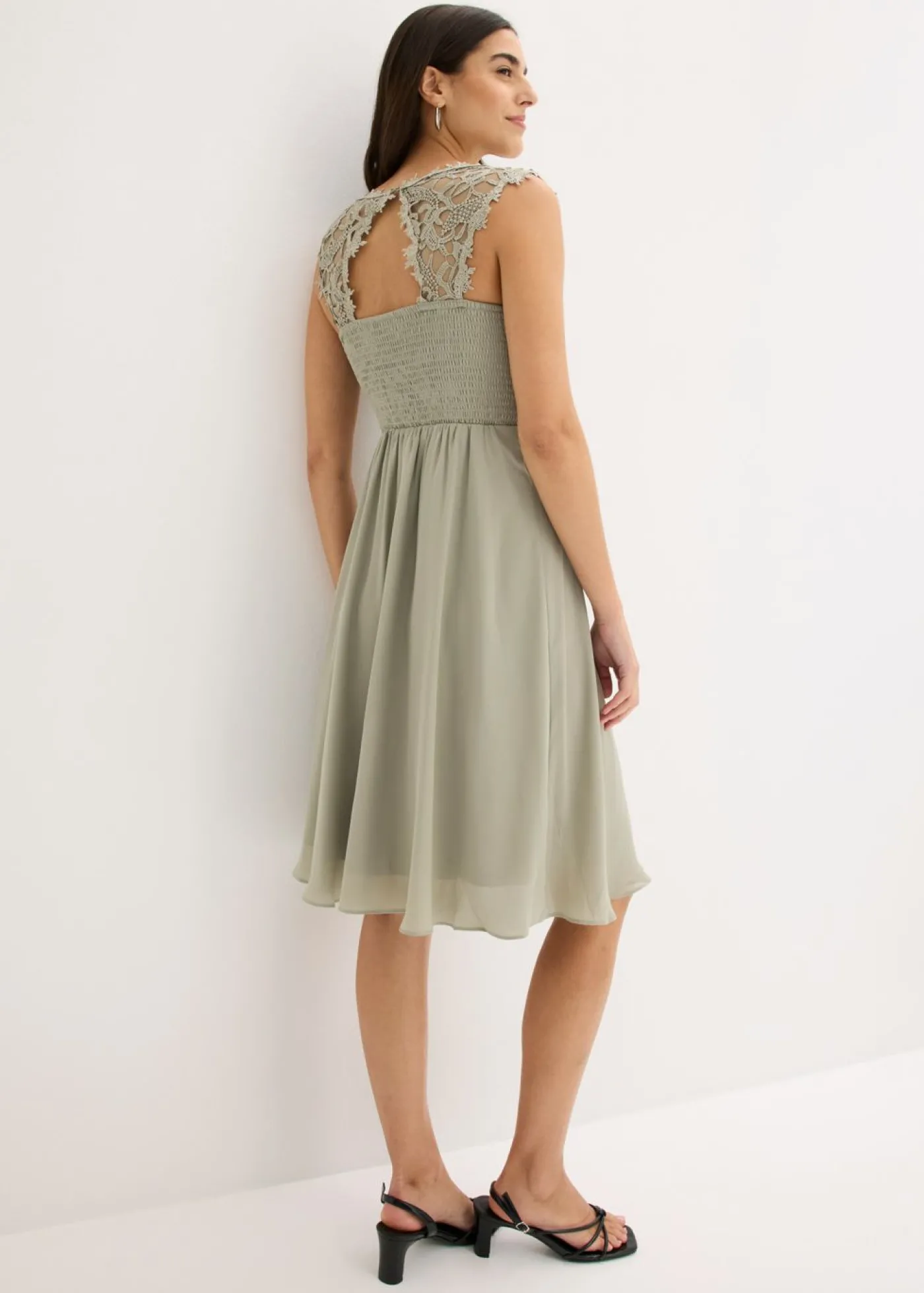 bonprix bonprix Vestido corto con encaje Verde alga Hot