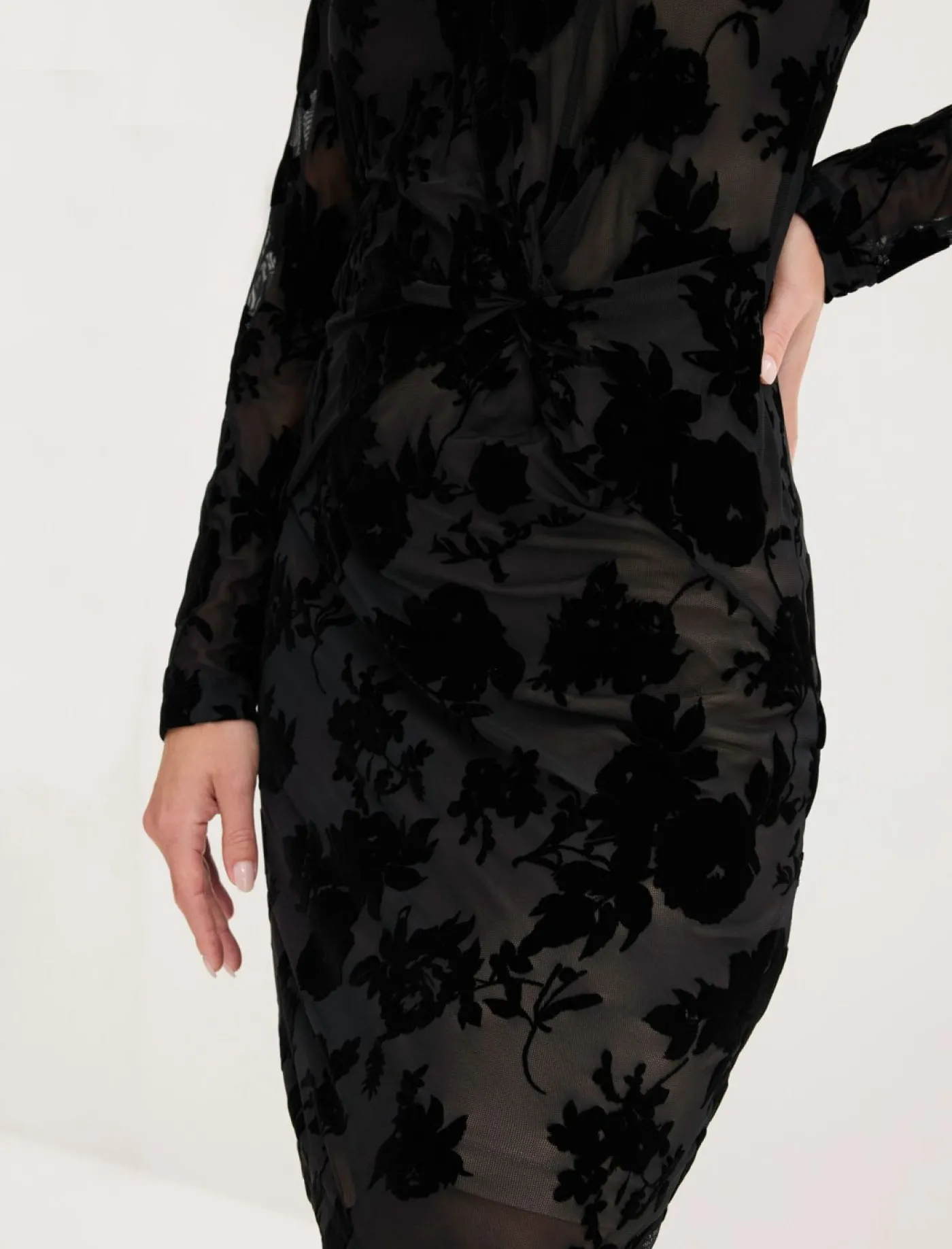 bonprix bonprix Vestido corto de malla fina con estampado flocado Negro-beige de flores Outlet