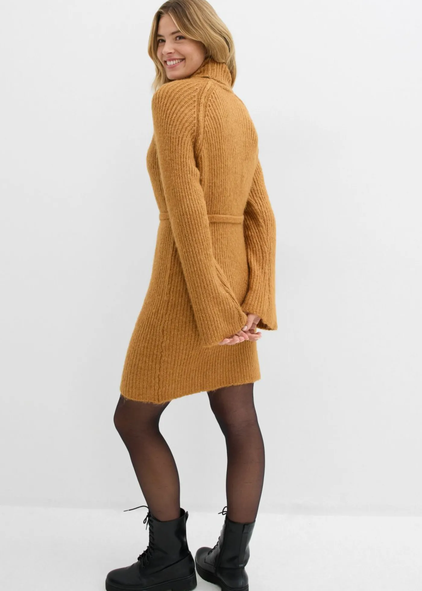 bonprix bonprix Vestido corto de punto acanalado con cuello vuelto Avellana Best