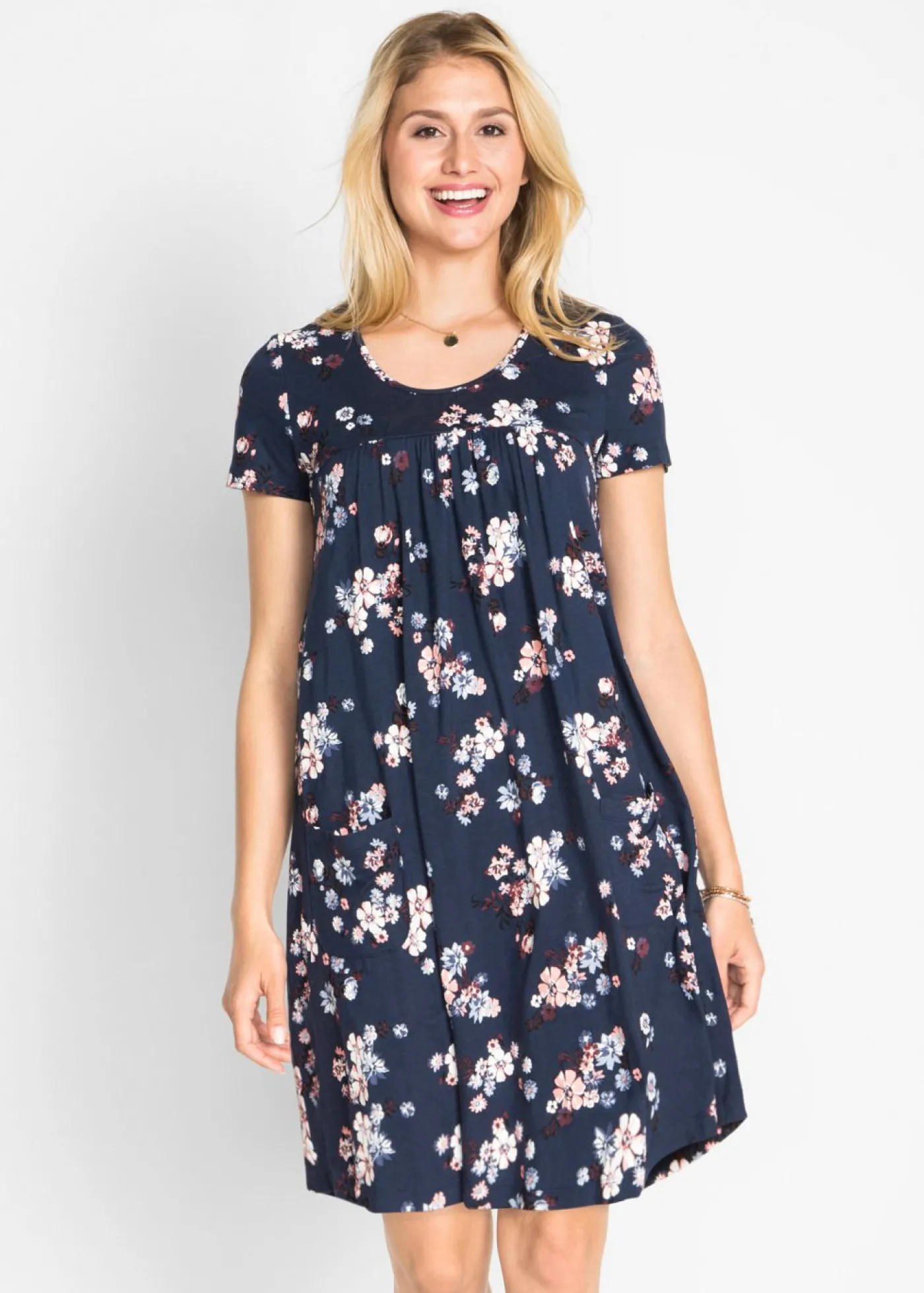 bonprix bonprix Vestido corto de punto de suave mezcla de viscosa azul marino con flores New