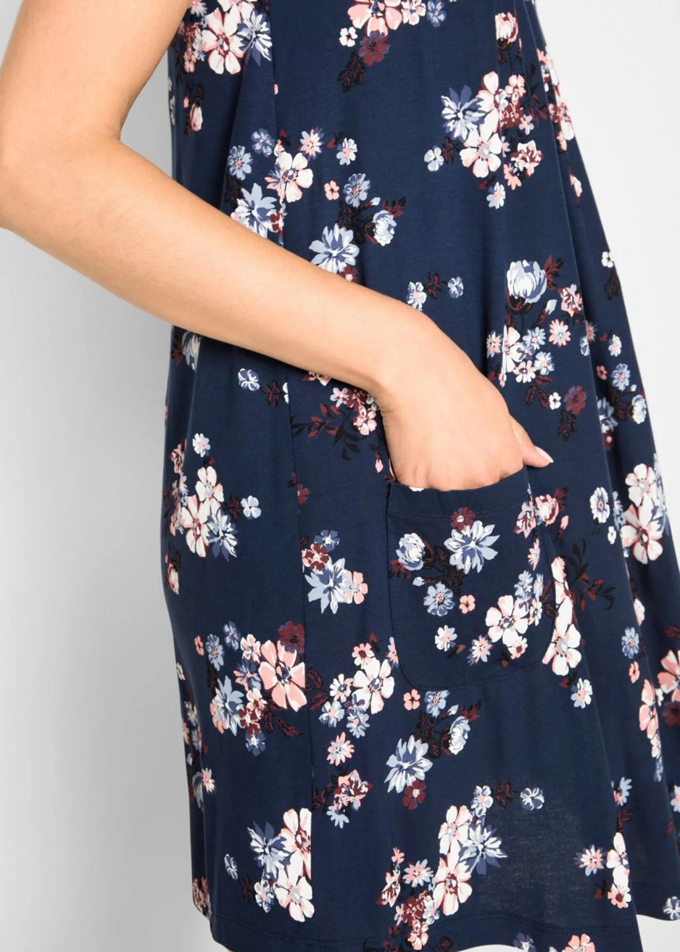 bonprix bonprix Vestido corto de punto de suave mezcla de viscosa azul marino con flores New