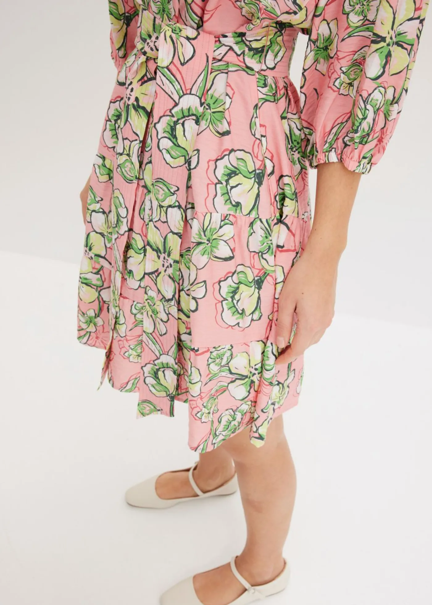 bonprix bonprix Vestido corto de suave mezcla de viscosa Rosa suave de flores Hot