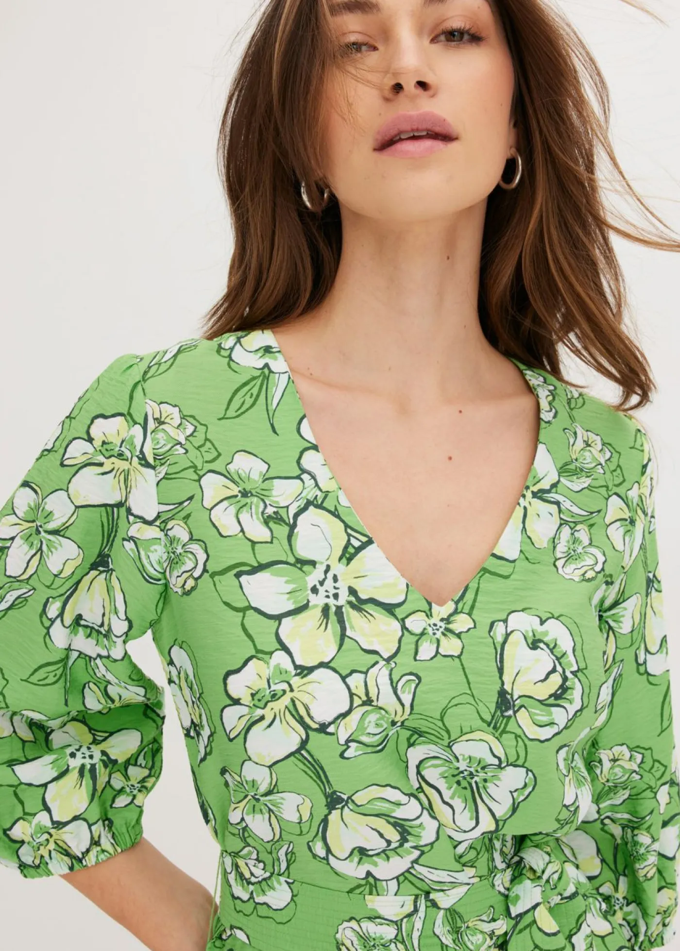 bonprix bonprix Vestido corto de suave mezcla de viscosa Verde trébol de flores