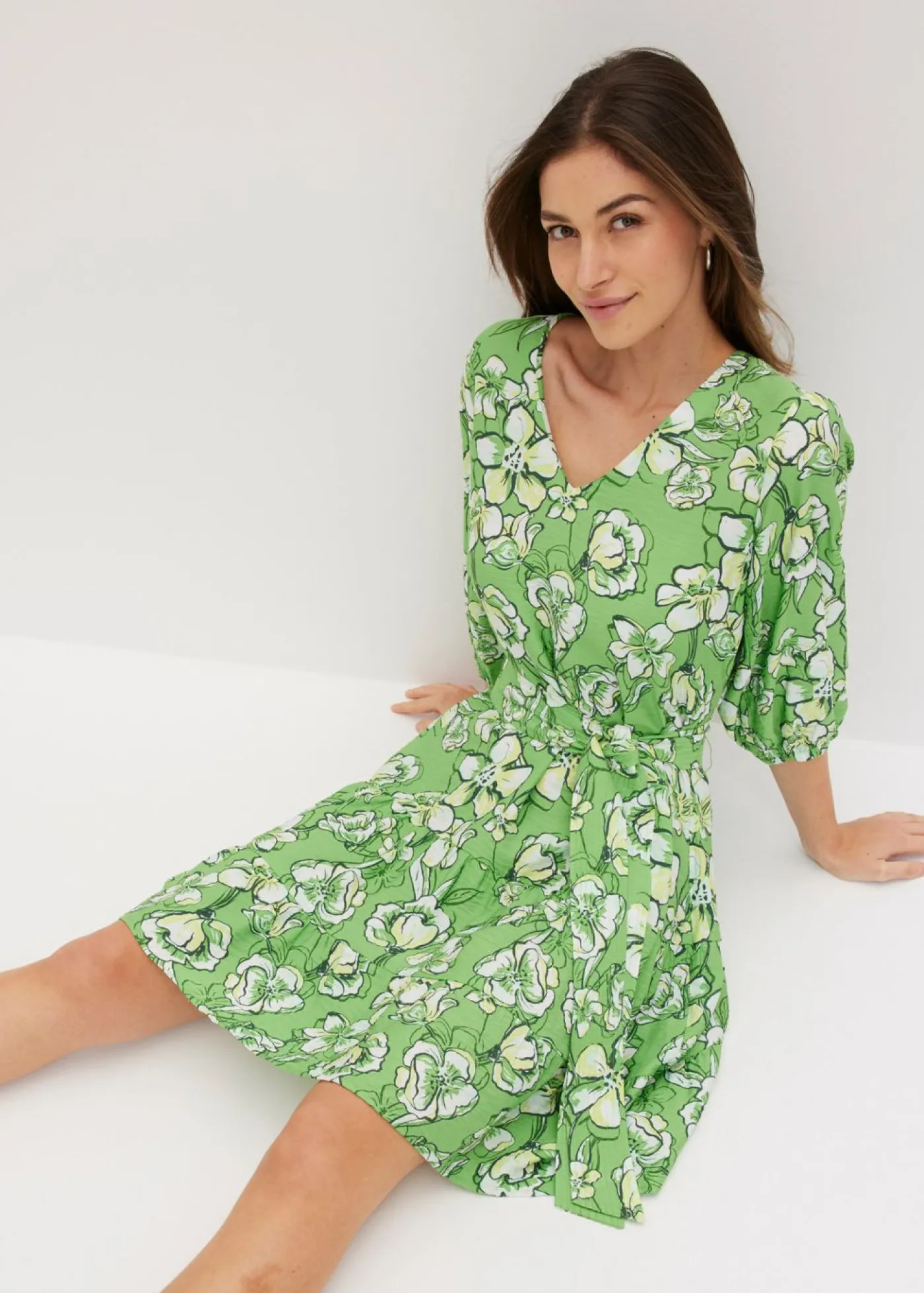bonprix bonprix Vestido corto de suave mezcla de viscosa Verde trébol de flores