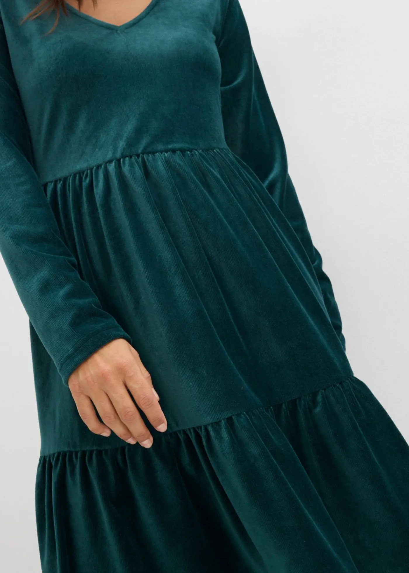bonprix bonprix Vestido corto de terciopelo elástico Verde intenso Clearance