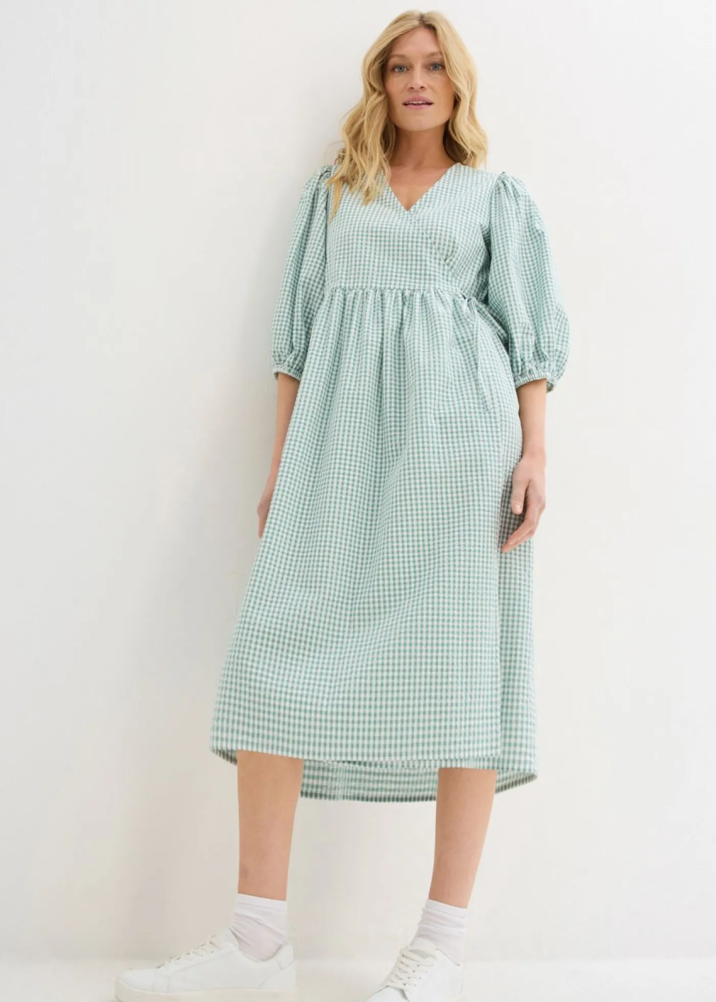 bonprix bonprix Vestido cruzado de material estructurado salvia ahumado-blanco lana a cuadros New