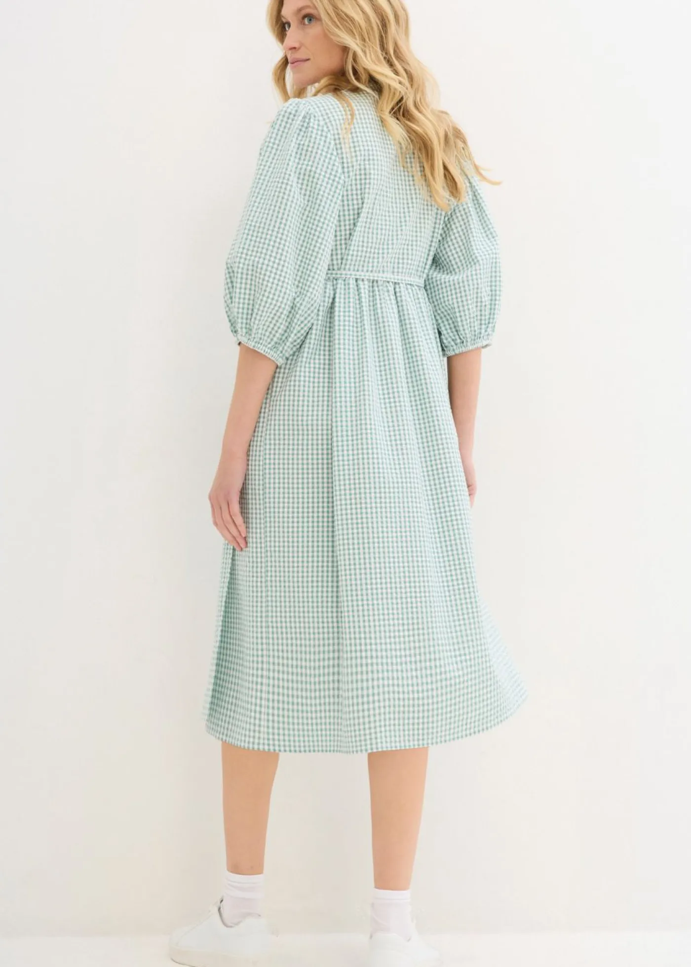 bonprix bonprix Vestido cruzado de material estructurado salvia ahumado-blanco lana a cuadros New