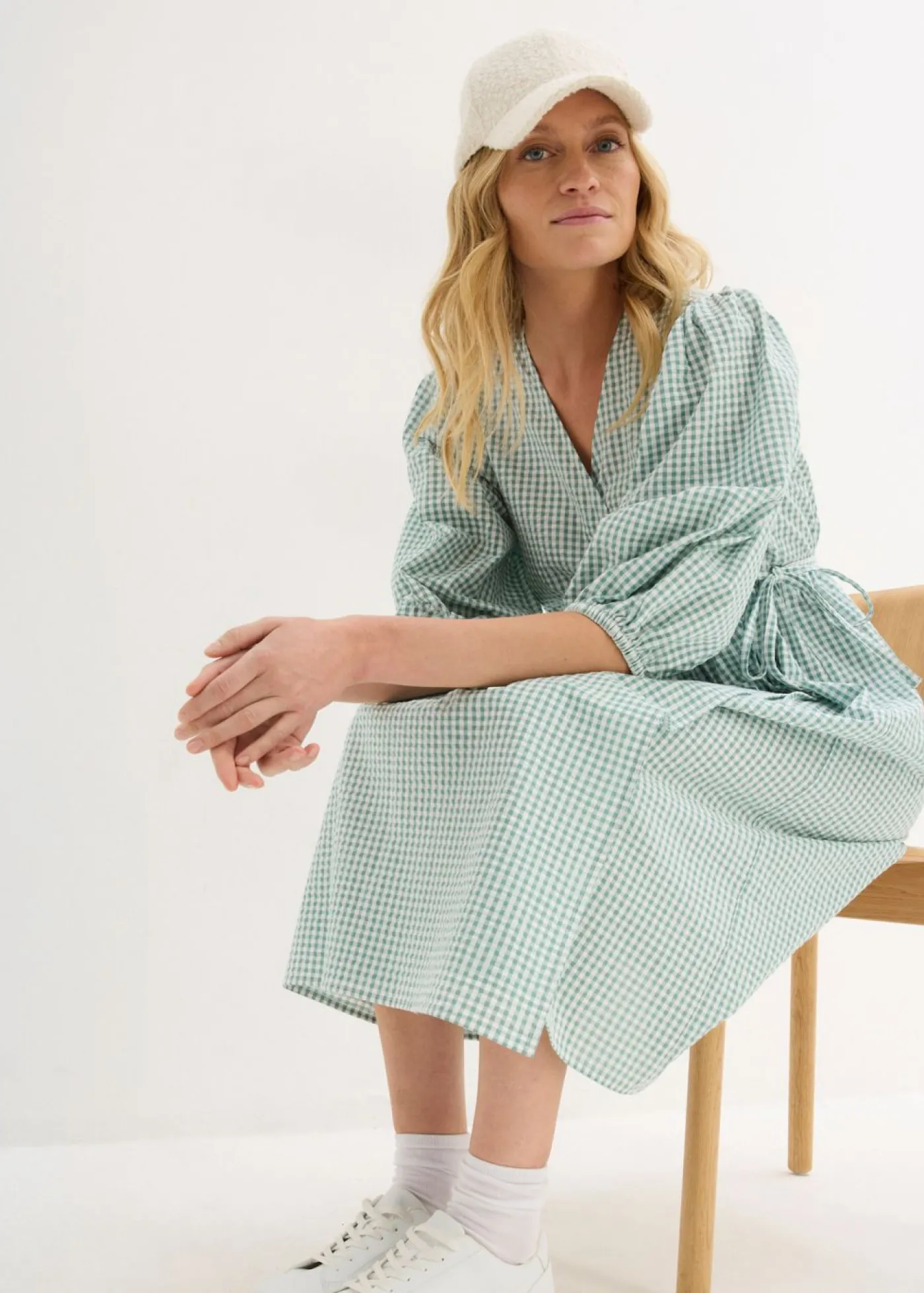 bonprix bonprix Vestido cruzado de material estructurado salvia ahumado-blanco lana a cuadros New