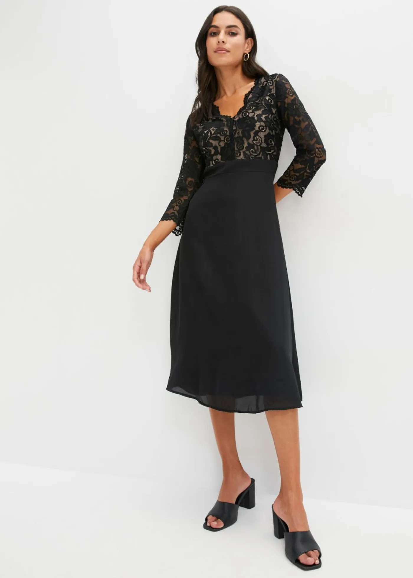 bonprix bonprix Vestido de gasa con encaje Negro Hot